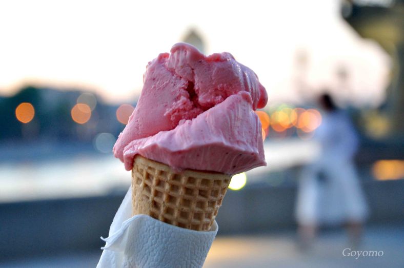 0icecream scoop along moscow river